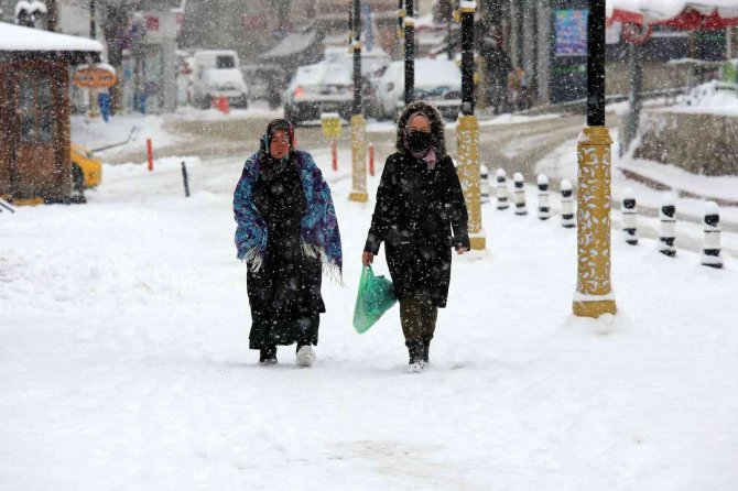 Gümüşhane Mart Ayında Beyaz Gelinliğini Giydi