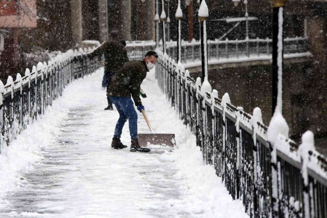 Gümüşhane Mart Ayında Beyaz Gelinliğini Giydi