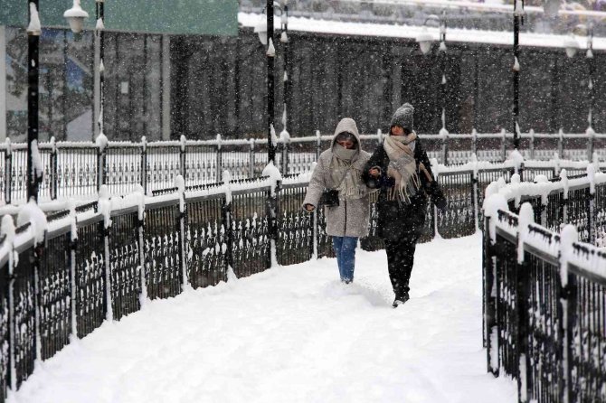 Gümüşhane Mart Ayında Beyaz Gelinliğini Giydi