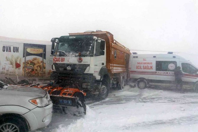 Karlı Yolda Kayan Araçlar Ambulansa Çarptı