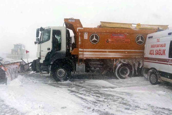 Karlı Yolda Kayan Araçlar Ambulansa Çarptı