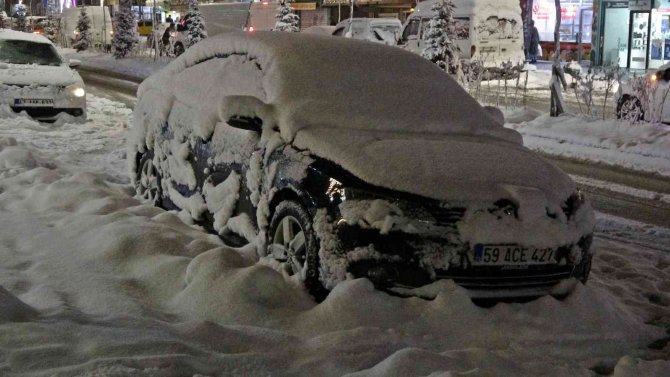 Yüksekova’da Araçlar Kara Gömüldü