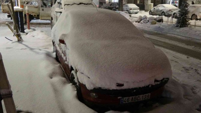 Yüksekova’da Araçlar Kara Gömüldü