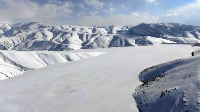 Mart Ayına Rağmen Dilimli Barajı’nın Buzları Çözülmedi