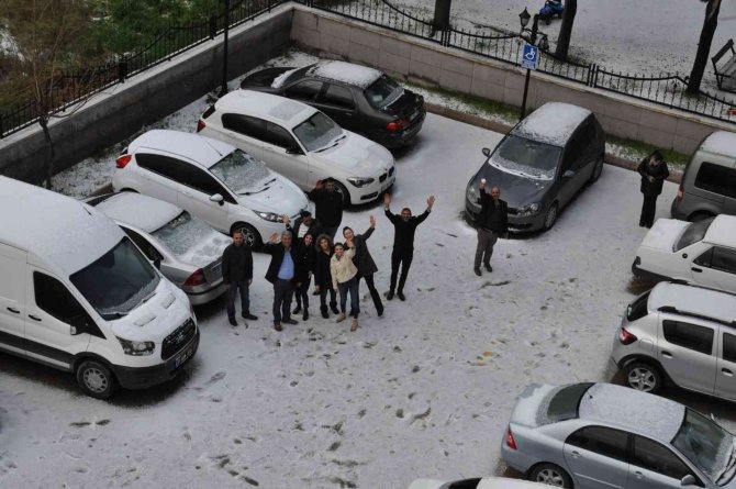 Kar Değil Dolu
