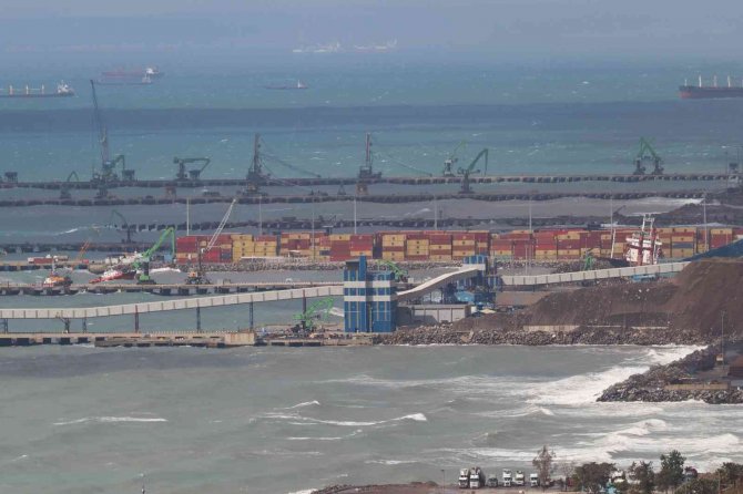 İ̇skenderun Körfezi’nde Yük Gemisi Karaya Oturdu