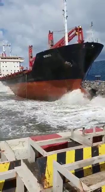 İ̇skenderun Körfezi’nde Yük Gemisi Karaya Oturdu