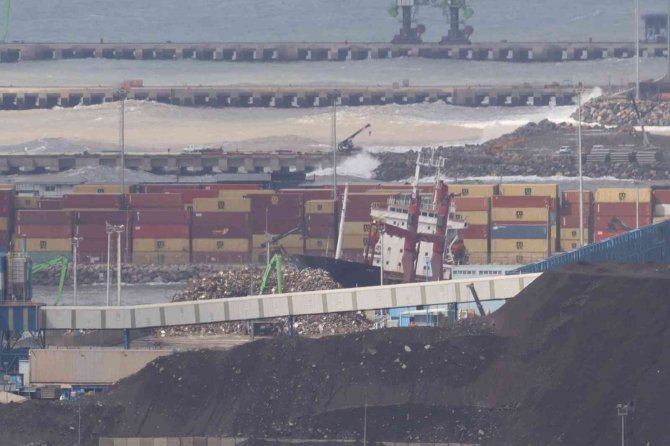 İ̇skenderun Körfezi’nde Yük Gemisi Karaya Oturdu