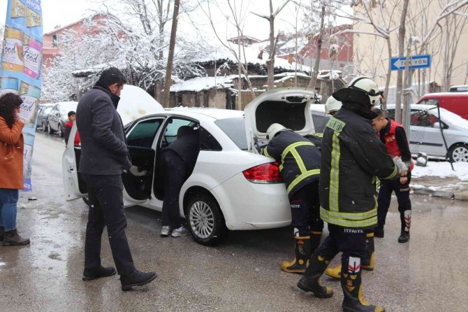 Isparta’da Alev Alan Araç, İtfaiye Ekiplerinin Müdahalesiyle Söndürüldü