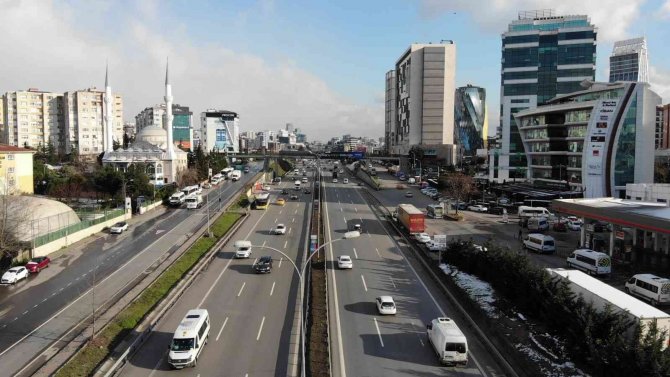 İ̇stanbul’da Kar Alarmı Verildi, Yollar Boş Kaldı, Trafik Yüzde 11’e Düştü