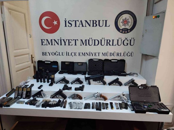 İ̇stanbul’da Silah Kaçakçılığı Operasyonu: 24 Silah Ele Geçirildi