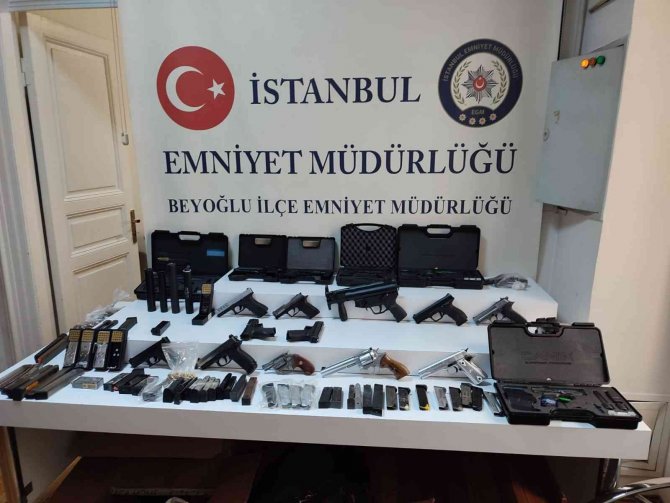 İ̇stanbul’da Silah Kaçakçılığı Operasyonu: 24 Silah Ele Geçirildi