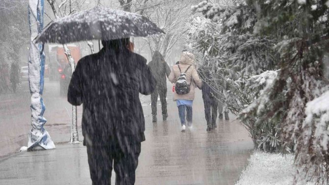 Tipiyle Gelen Kar Zonguldak’ı Etkisi Altına Aldı
