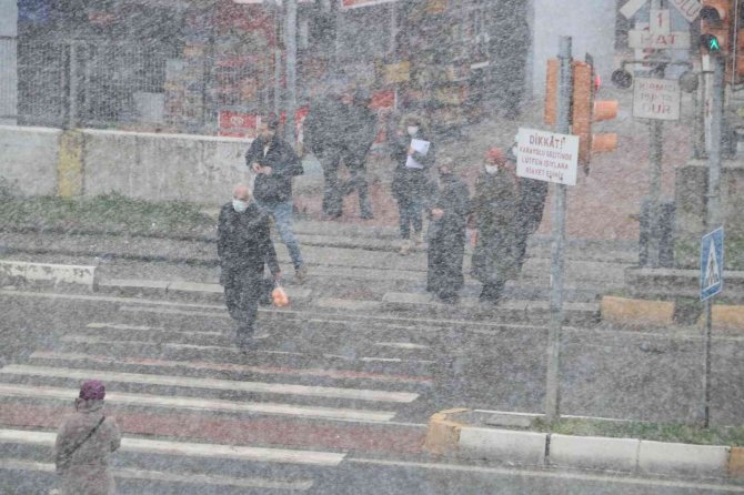 Tipiyle Gelen Kar Zonguldak’ı Etkisi Altına Aldı