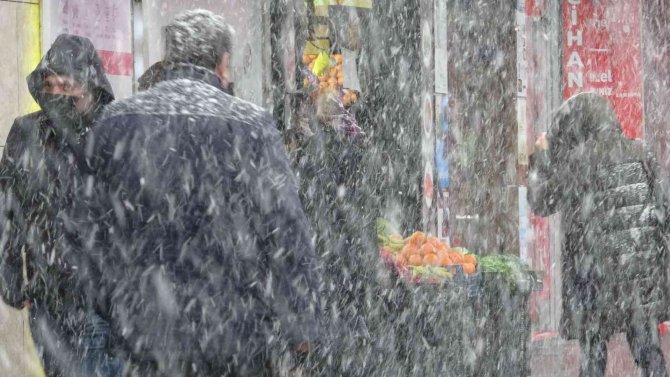 Tipiyle Gelen Kar Zonguldak’ı Etkisi Altına Aldı