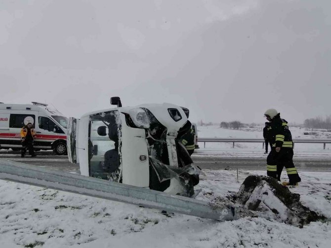 Karda Kayan Otomobil Direğe Çarptı: 3 Yaralı
