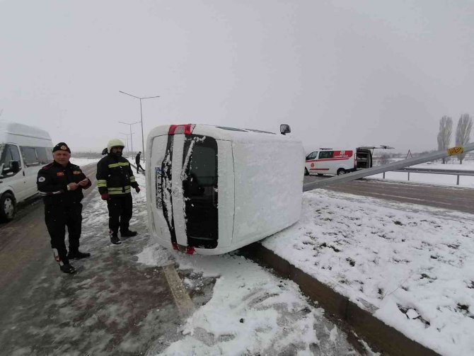 Karda Kayan Otomobil Direğe Çarptı: 3 Yaralı