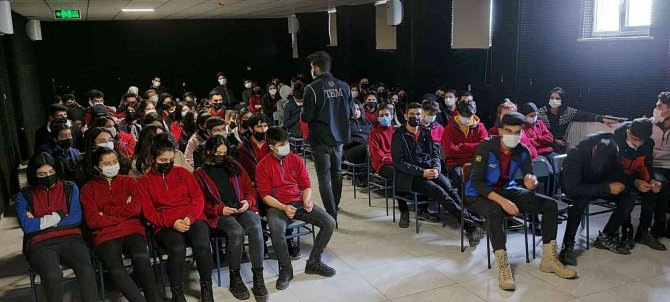 Kars’ta Polis Lise Öğrencilerine Bilgilendirdi