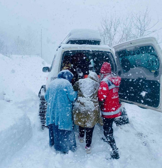 Karda Mahsur Kalanların İmdadına Umke Yetişiyor