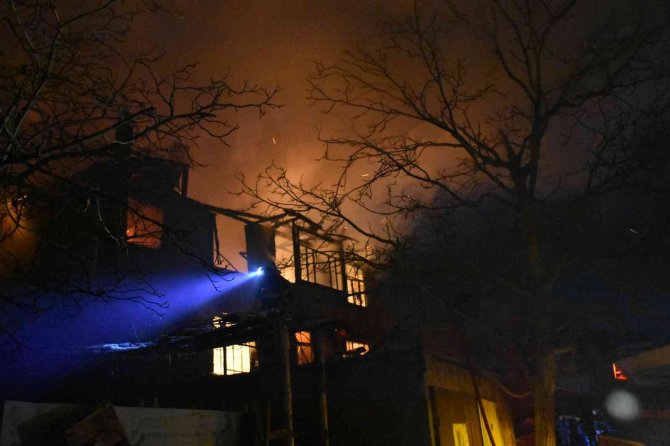 Tosya’da 2 Katlı Ev Yandı, Yaşlı Çift Camdan Atlayarak Kurtuldu