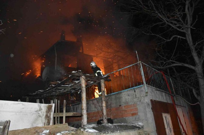 Tosya’da 2 Katlı Ev Yandı, Yaşlı Çift Camdan Atlayarak Kurtuldu