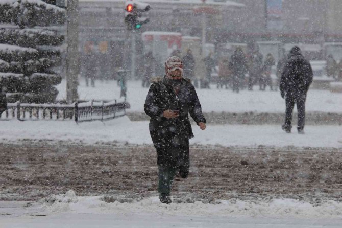 Kayseri’ye Lapa Lapa Kar Yağdı