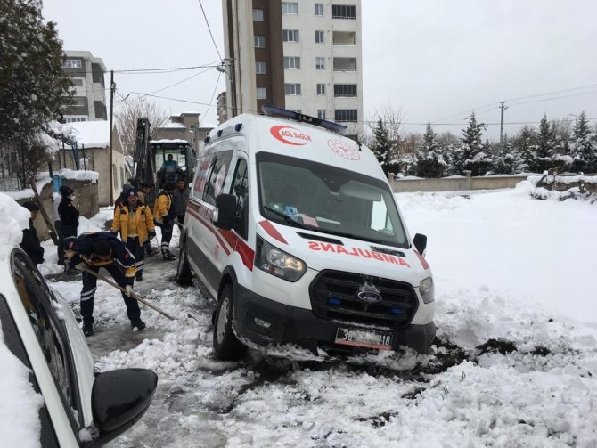 Karla Kaplı Yollarda Sağlık Çalışanları Hastaya Ulaşmak İçin Seferber Oldu