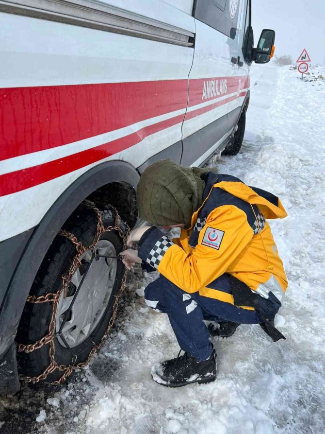 Karla Kaplı Yollarda Sağlık Çalışanları Hastaya Ulaşmak İçin Seferber Oldu