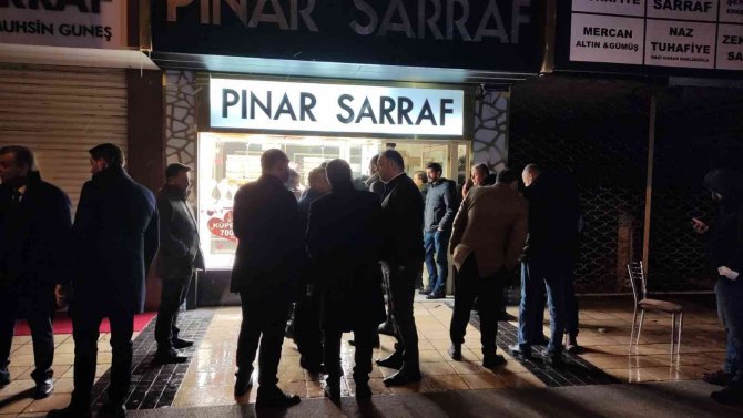Kuyumcuyu Boğazından Bıçakladı, Bileziği Çalıp Kaçtı
