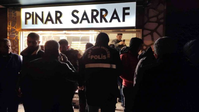 Kuyumcuyu Boğazından Bıçakladı, Bileziği Çalıp Kaçtı