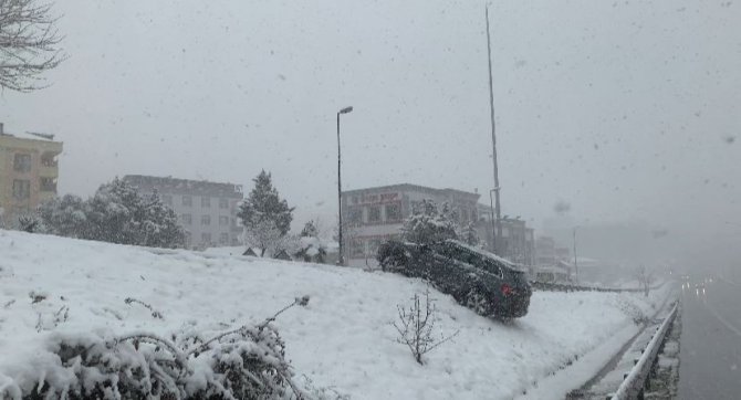 Pendik’te Kontrolünü Kaybeden Araç Kaza Yaptı