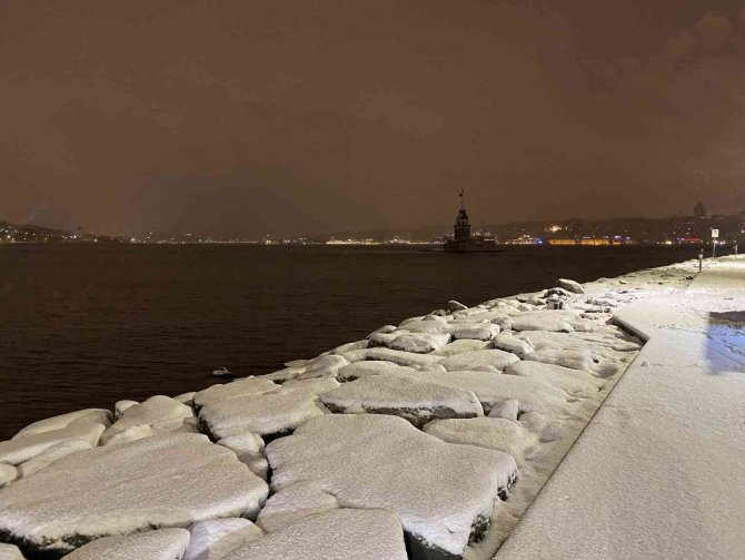İ̇stanbul Anadolu Yakasında Sabah Saatlerinde Kar Yağışı Etkili Oldu