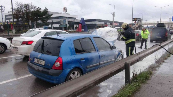 Seyir Halindeki Otomobilin Motoru Yandı