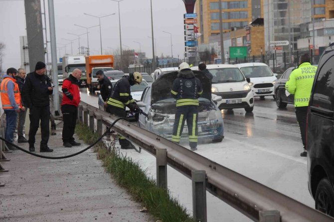 Seyir Halindeki Otomobilin Motoru Yandı