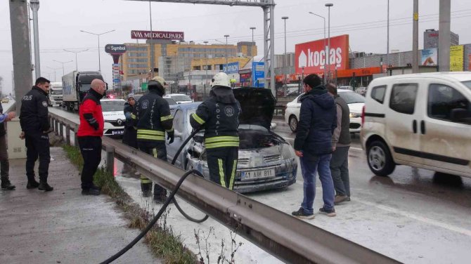 Seyir Halindeki Otomobilin Motoru Yandı