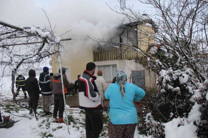 İ̇ki Katlı Evde Çıkan Yangın Paniğe Neden Oldu