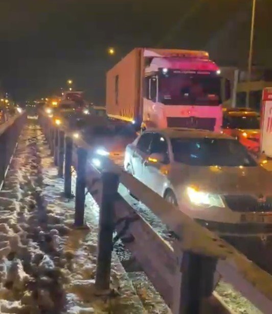 Kocaeli’de 10’dan Fazla Araç Kazaya Karıştı, D100 Trafiğe Kapatıldı