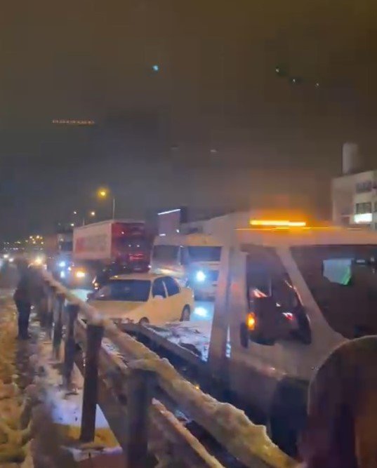 Kocaeli’de 10’dan Fazla Araç Kazaya Karıştı, D100 Trafiğe Kapatıldı