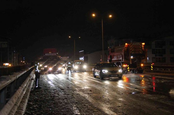 13 Aracın Karıştığı Trafik Kazasında Yollar 1 Saatin Sonunda Açıldı