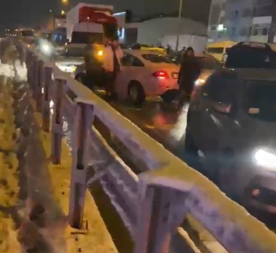 Kocaeli’de 10’dan Fazla Araç Kazaya Karıştı, D100 Trafiğe Kapatıldı