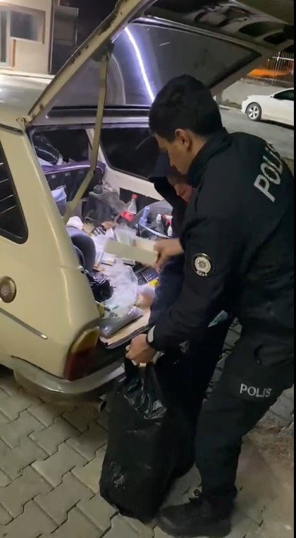 Kütahya’da Polisin ’Dur’ İhtarına Uymayan Araçtan Kaçak Tütün Ve Kurusıkı Silah Çıktı