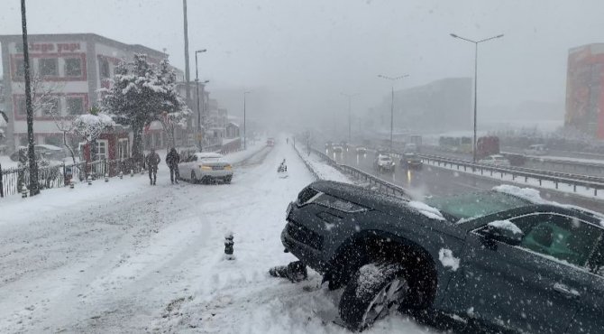 Pendik’te Kontrolünü Kaybeden Araç Kaza Yaptı