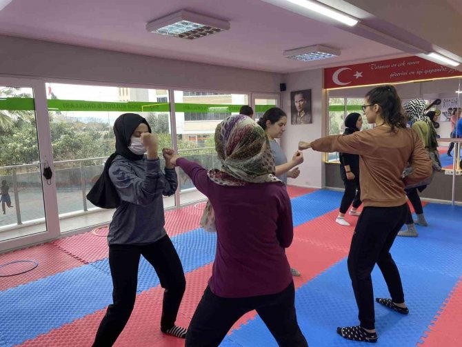 Manisa Gençlik Ve Spor İ̇l Müdürlüğünden Kız Öğrencilere Savunma Eğitimi