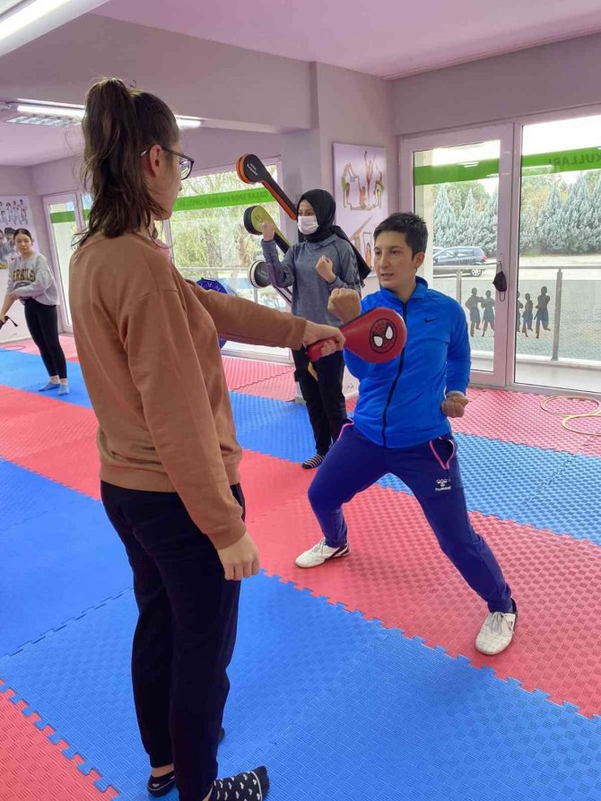 Manisa Gençlik Ve Spor İ̇l Müdürlüğünden Kız Öğrencilere Savunma Eğitimi