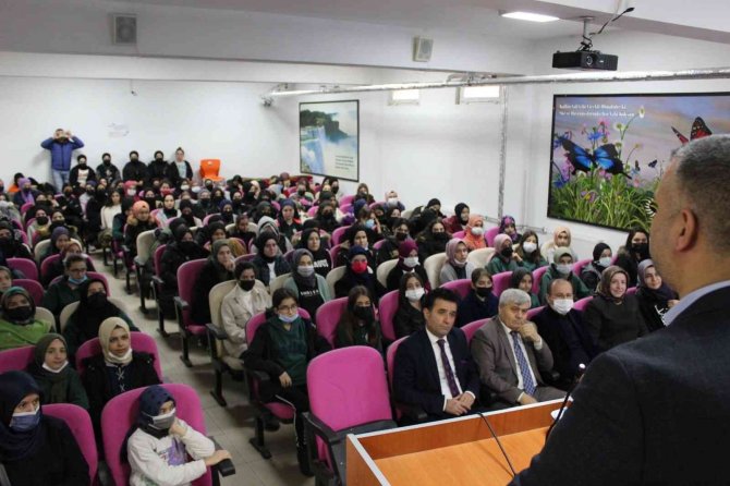 Salihli’de Gençlere Sosyal Medya Semineri