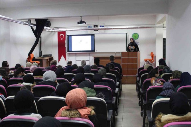 Salihli’de Gençlere Sosyal Medya Semineri