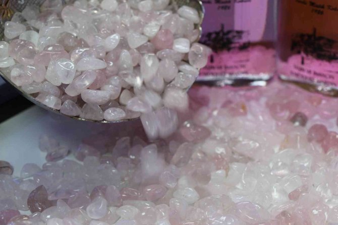 Pembe Kuvars Taşından Üretilen Kolonya Gençlerin İlgi Odağı Oldu