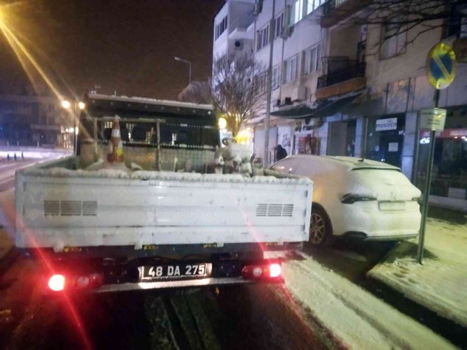 Menteşe Belediye Ekiplerinden Kar Mesaisi