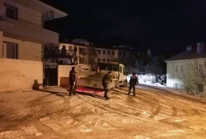 Menteşe’nin Sokak Ve Caddelerinde Tuzlama Çalışması