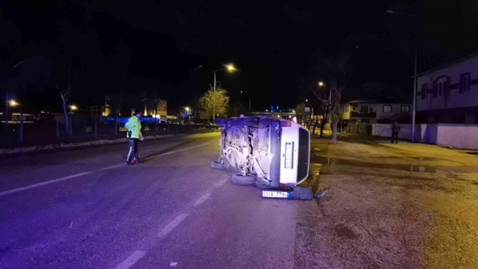 Refüje Çarpan Otomobil Metrelerce Sürüklendi: 1 Yaralı